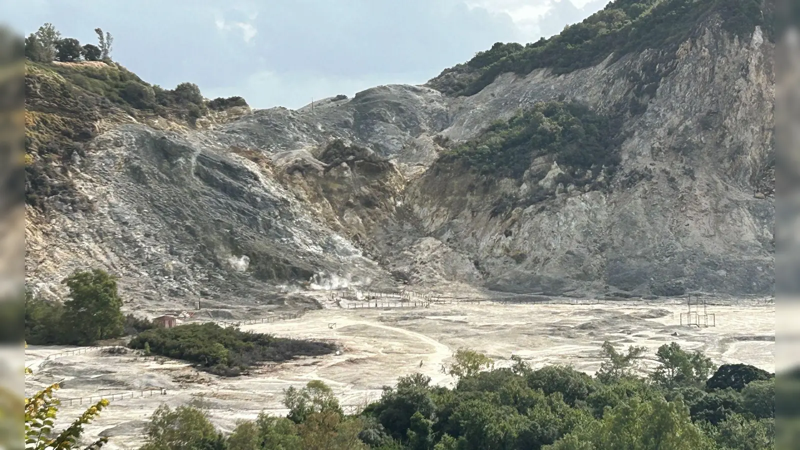 Das Vulkanfeld Solfatara in der Kleinstadt Pozzuoli im Westen der italienischen Millionenmetropole Neapel. Das Gebiet gehört zum Supervulkan der Phlegräischen Felder. (Foto: Christoph Sator/dpa/dpa-tmn)