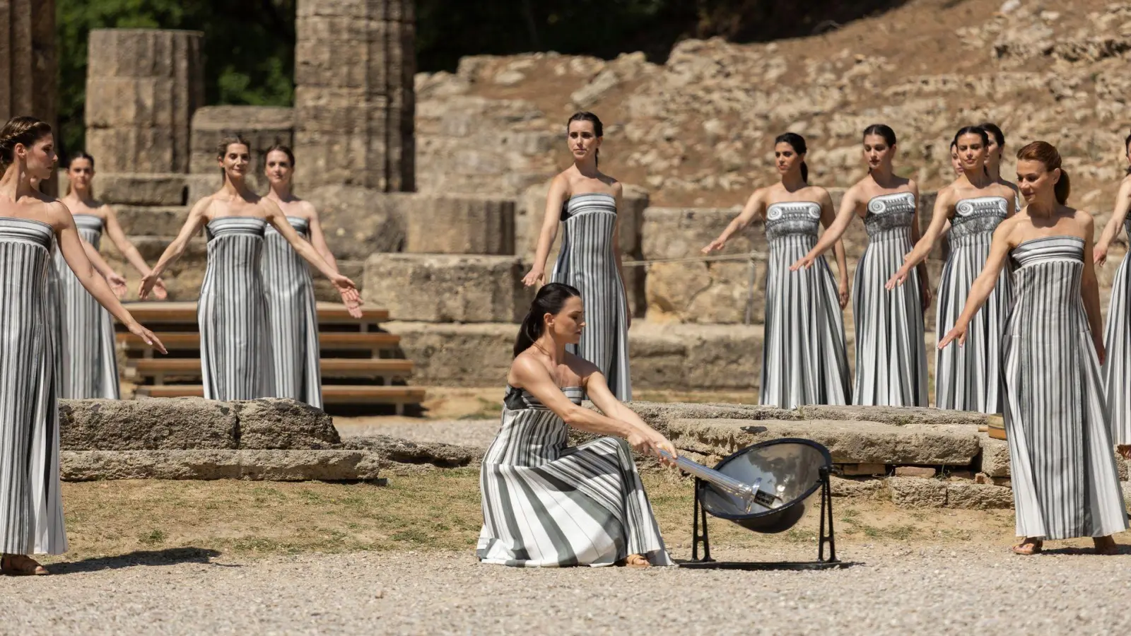 Wenn die Sonne nicht scheint, funktioniert es auch nicht mit der Entzündung des olympischen Feuers unter freiem Himmel. (Archivbild) (Foto: Socrates Baltagiannis/dpa)