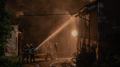 Durch die Löscharbeiten konnten ein Übergreifen der Flammen auf andere Gebäude verhindert werden.  (Foto: News5/Kevin Weddig)