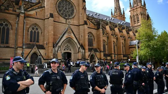 Polizei vor der St. Mary&#39;s Cathedral in Sydney: Die Trauerfeier für den australischen Kardinal George Pell hat Protest hervorgerufen. (Foto: Dan Himbrechts/AAP/dpa)