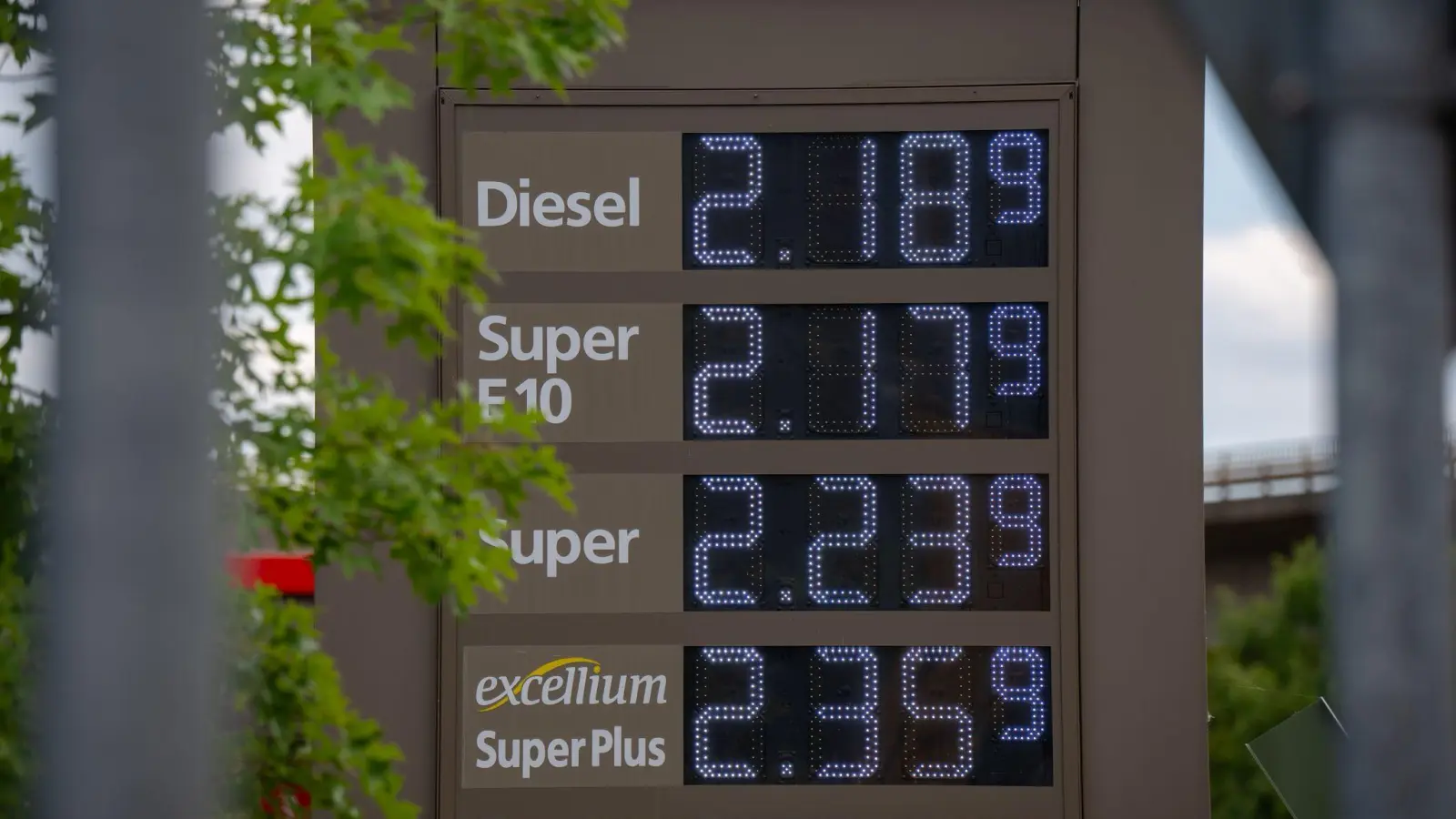 Je nach Tankstelle variieren die Spritpreise. (Archivbild)  (Foto: Harald Tittel/dpa)