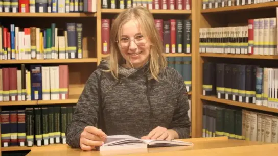 Stefanie Nägele ist von der Bibliothek der Augustana-Hochschule begeistert. Derzeit lernt die 24-Jährige dort fürs Examen.  (Foto: Kristina Schmidl)