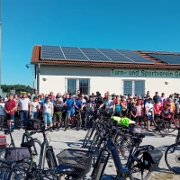 Am Geslauer Sportheim war der Startpunkt für die Tour. Rund 100 Teilnehmende wurden gezählt. (Foto: Susanne Landgraf)