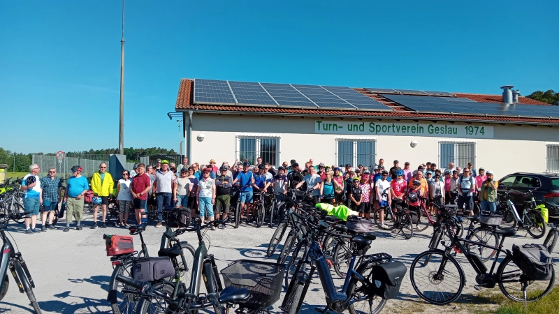 Am Geslauer Sportheim war der Startpunkt für die Tour. Rund 100 Teilnehmende wurden gezählt. (Foto: Susanne Landgraf)