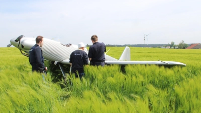 Dieses Leichtflugzeug musste wegen eines Propellerschadens in einem Weizenfeld notlanden. (Foto: Herbert Dinkel)