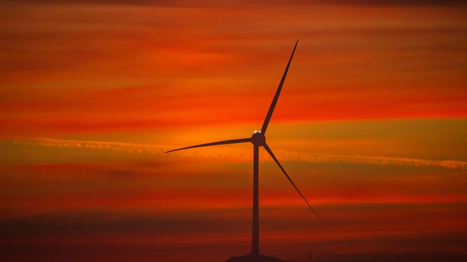 Bayerns Regierung fordert mehr Windräder in Süddeutschland. (Archivbild) (Foto: Peter Kneffel/dpa)