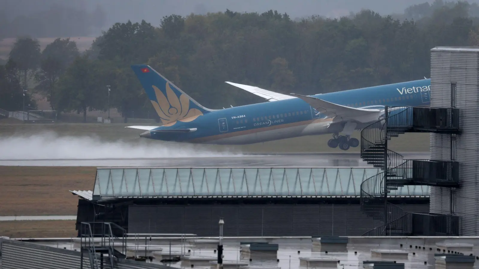 Die Bundesstelle für Flugunfalluntersuchung nennt Details zum Beinahe-Unfall mit einer Maschine von Vietnam Airlines in München. (Archivbild) (Foto: Karl-Josef Hildenbrand/dpa)