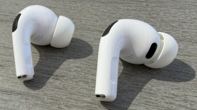 Kuriose Suchaktion der Polizei Dinkelsbühl: Eine 18-Jährige konnte ihre Kopfhörer durch eine App orten und wieder ergattern. (Symbolbild: Andrej Sokolow/dpa/dpa-tmn)