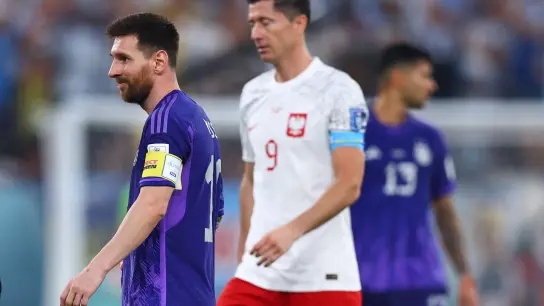 Beide sind weiter: Argentiniens Lionel Messi (l) und Polens Robert Lewandowski im letzten Gruppenspiel. (Foto: Tom Weller/dpa)