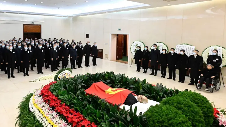 Chinas ehemaliger Präsident Jiang Zemin ist in Peking aufgebahrt. Der jetzige Amtshinhaber Xi Jinping (3.v.l) erweist ihm die letzte Ehre. (Foto: Li Xueren/Xinhua/AP/dpa)
