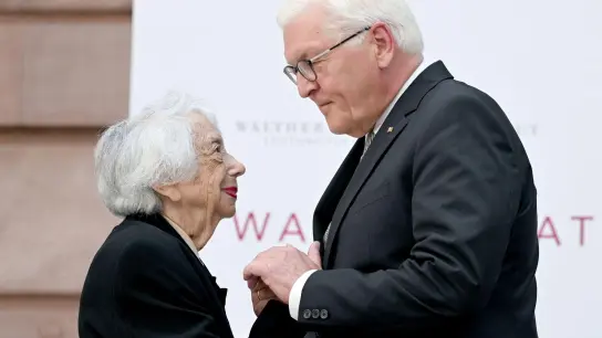 Bundespräsident Frank-Walter Steinmeier beglückwünscht die Preisträgerin und Holocaust-Überlebende Margot Friedländer. (Foto: Britta Pedersen/dpa)