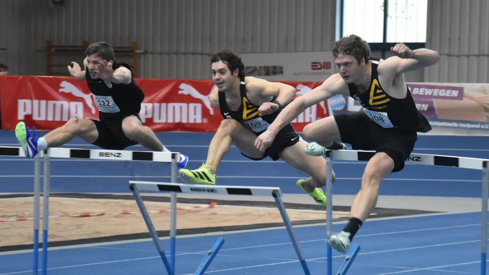Hakeliger Weg zum Titel: Filip Hofmann (rechts) bleibt mit dem rechten Fuß an der ersten Hürde hängen. In der Mitte Vizemeister Alberto Lafuente Veron. (Foto: Jörg Behrendt)