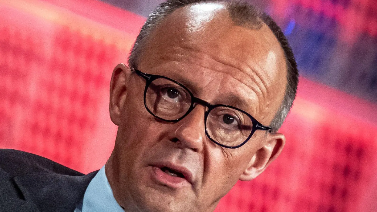 Kanzler Merz setzt sich mit einer Äußerung zu den Waffenlieferungen in die Ukraine von seinem Vorgänger Scholz ab. (Foto: Michael Kappeler/dpa)