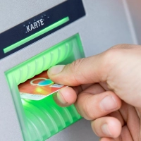 Verbraucherschützer empfehlen, lediglich eine Notreserve von etwa drei Nettomonatsgehältern liquide zu halten und den Rest zum Beispiel auf ein Tagesgeldkonto zu verschieben. (Foto: Fabian Sommer/dpa/dpa-tmn)