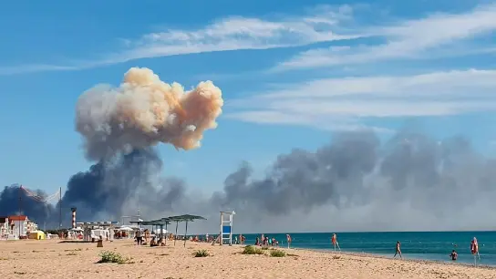 Am Strand von Saky steigt Rauch nach einer Explosion auf. (Foto: AP/dpa)