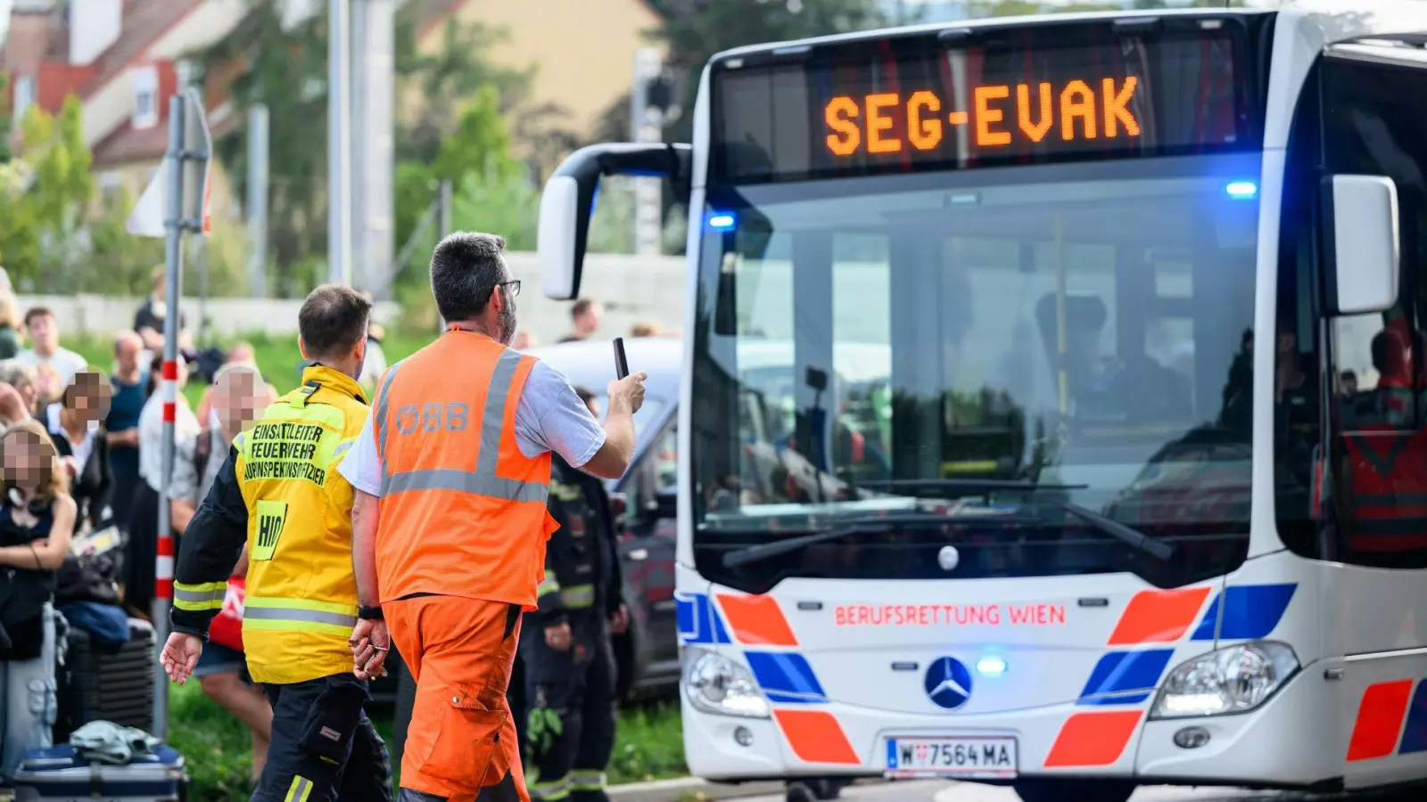 Rund 400 Fahrgäste sind in der Nähe von Wien nach einer technischen Panne aus einem ICE gerettet worden.  (Foto: Max Slovencik/APA/dpa)