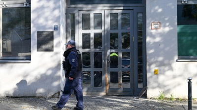 Ein Polizeibeamter an der Berliner Synagoge, die Ziel eines Anschlags war. (Foto: Soeren Stache/dpa)