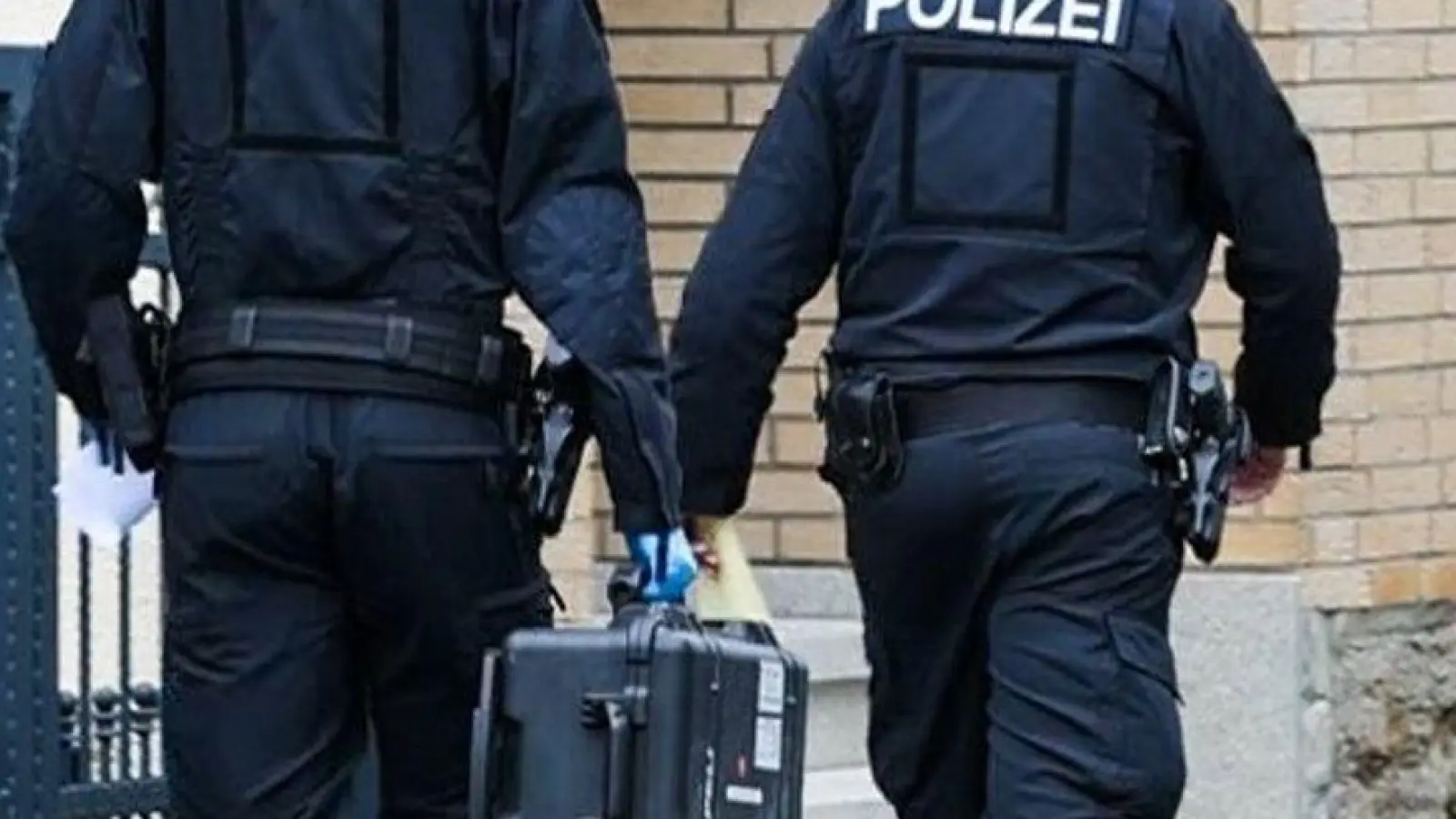 Die Polizei stellte bei den Durchsuchungen scharfe Waffen sicher. (Foto: --/dpa)