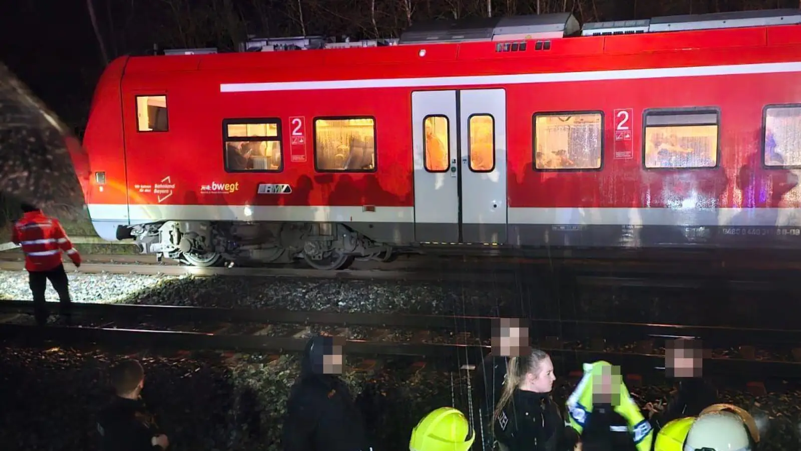 Die Fahrgäste mussten mehrere Stunden in dem bei Hagenbüchach liegengebliebenen Regionalexpress verbringen. (Foto: Feuerwehr Hagenbüchach)