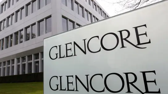 Der Name des Schweizer Konzerns Glencore steht in großen Lettern auf einem Schild vor dem Firmensitz in Baar. (Foto: Urs Flueeler/KEYSTONE/dpa)
