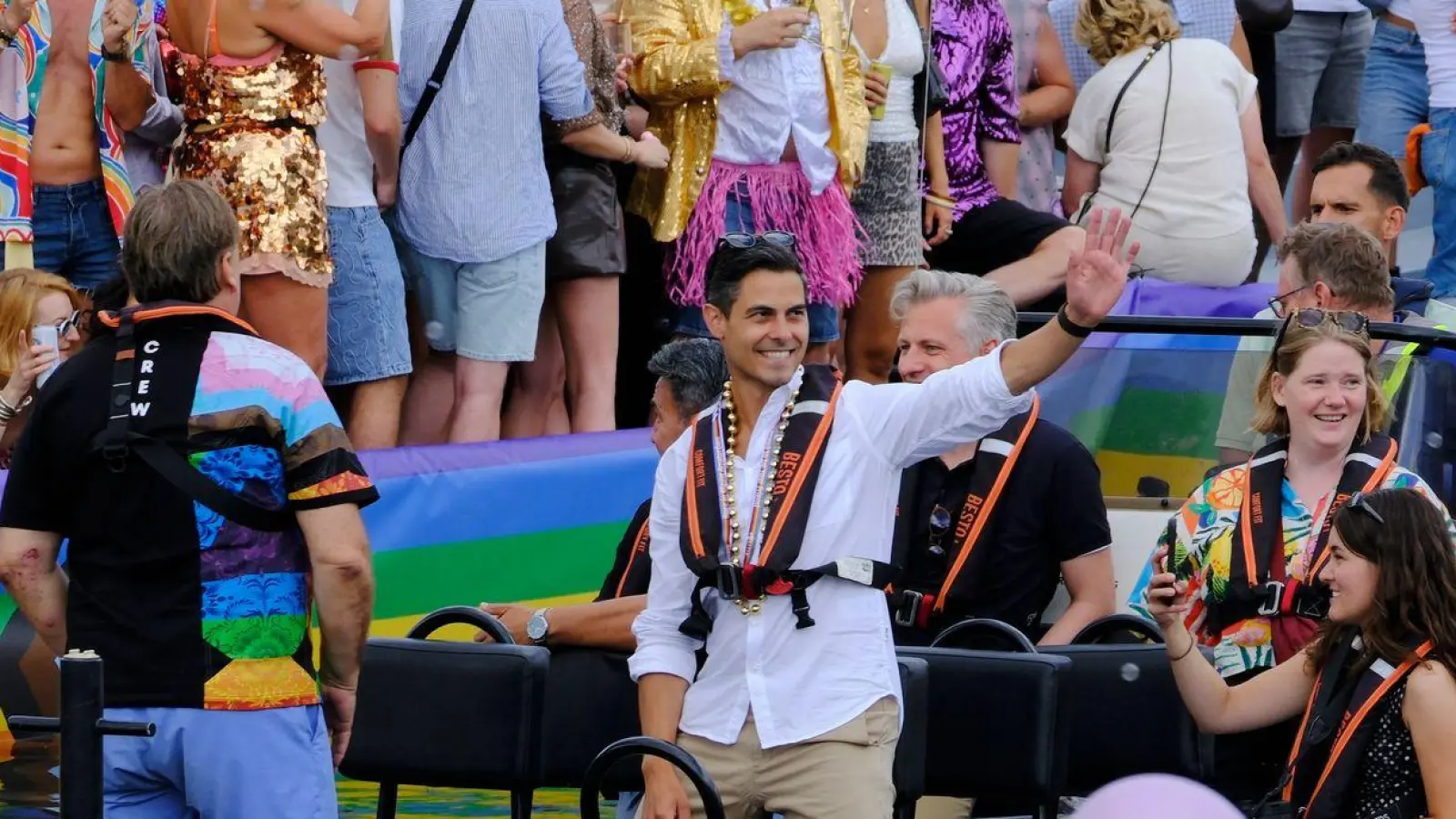 Der niederländische Ministerpräsident Rob Jetten steht auf einem Boot und winkt während der Canal Parade in Amsterdam. (Foto: Patrick Post/AP/dpa)