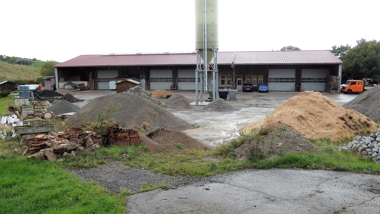 Das Dach des Schillingsfürster Bauhofes (hier zu sehen) steht ganz besonders im Fokus, wenn es um eine mögliche PV-Anlage geht. Ebenfalls auf der Liste: das Dach des neuen Feuerwehr-Gerätehauses. (Archivfoto: Karl-Heinz Gisbertz)