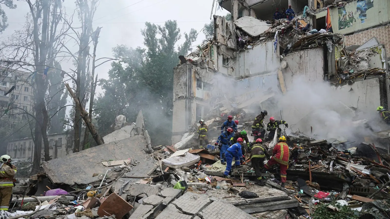 Nach dem massiven Angriff auf Kiew steigt die Zahl der Toten weiter - zudem wurden nach offiziellen Angaben rund 160 Menschen verletzt. (Archivbild) (Foto: Efrem Lukatsky/AP/dpa)