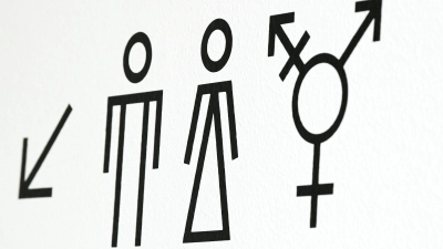 Transmenschen sind Personen, die sich dem Geschlecht, das ihnen bei Geburt zugeschrieben wurde, nicht zugehörig fühlen. (Archivbild) (Foto: Jens Kalaene/dpa)