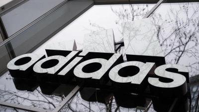 Adidas ist von Investoren verklagt worden. (Foto: Christophe Gateau/dpa/Archivbild)