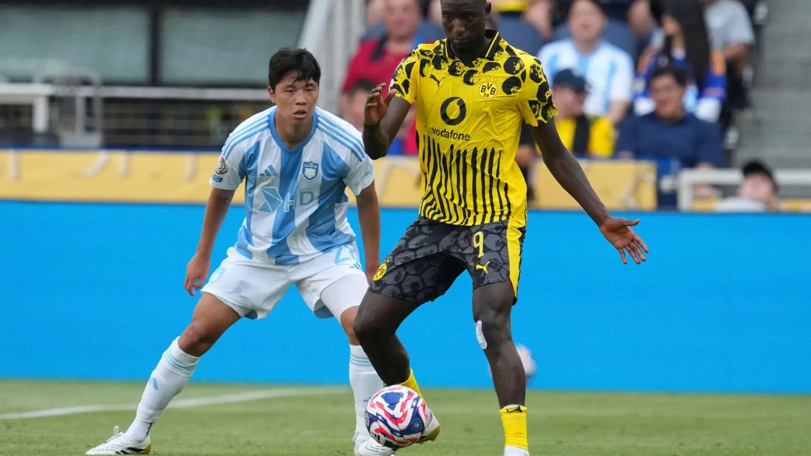 Serhou Guirassy (r)   und seine BVB-Kollegen spielen weiter im Puma-Trikot. (Foto: Jeff Dean/FR171800 AP/AP/dpa)