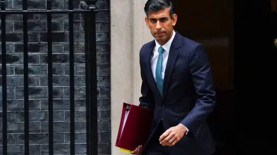 Rishi Sunak, Premierminister von Großbritannien, verlässt 10 Downing Street, um zu seiner ersten wöchentlichen Fragestunde „Prime Minister&#39;s Questions“ im britischen Unterhaus zu gehen. (Foto: Victoria Jones/PA Wire/dpa)