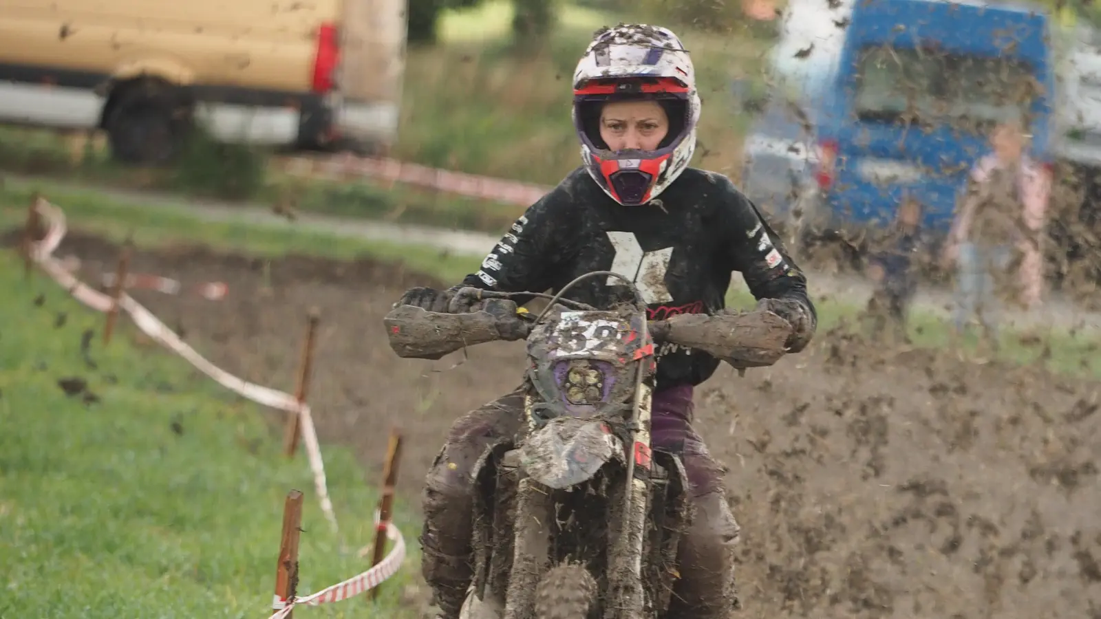  Am Hinterrad von Jelena Glück spritzt der Matsch in die Luft. (Foto: Kerstin Braun)