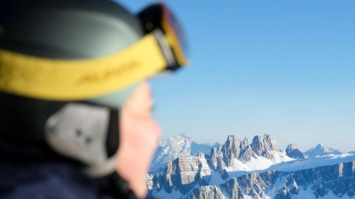 Eine Auslandsreisekrankenversicherung schützt bei Unfällen und Krankheiten im Urlaub vor hohen Kosten: Besonders wichtig ist sie beim Winterurlaub in den Bergen. (Foto: Florian Sanktjohanser/dpa-tmn)