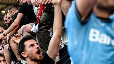 Die Spieler von Bayer Leverkusen lassen sich von den Fans feiern. (Foto: Britta Pedersen/dpa)