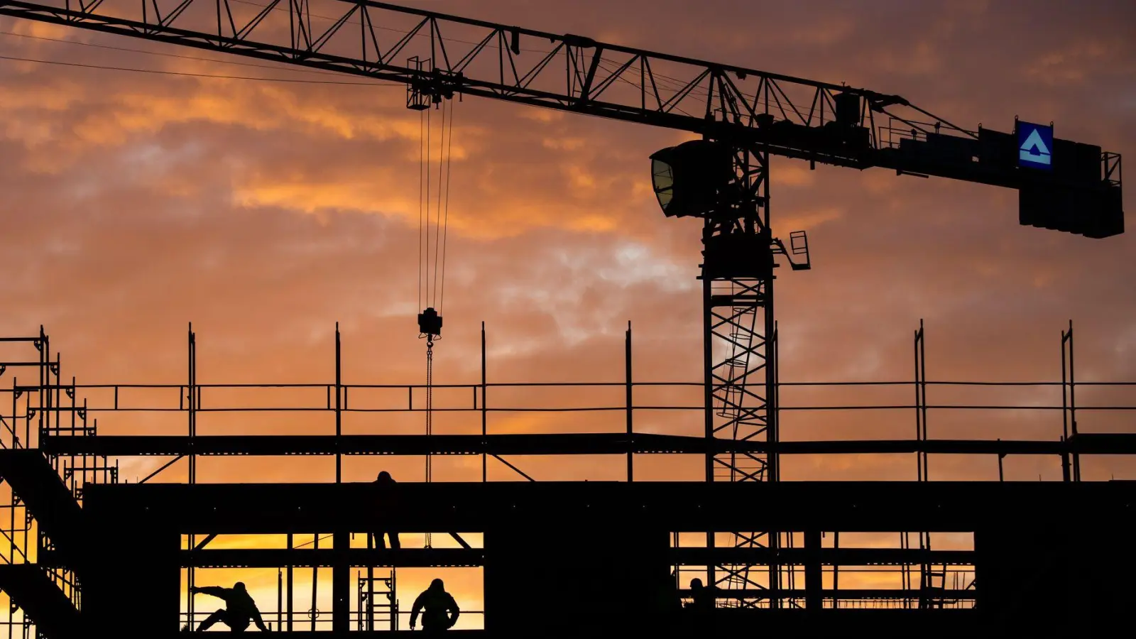 Das DIW sieht Licht in der Krise der deutschen Wirtschaft. (Archivbild) (Foto: Julian Stratenschulte/dpa)