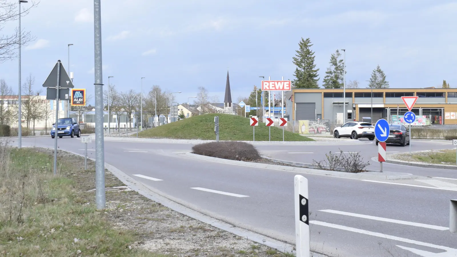 Eine Skulptur sollte diesen Kreisverkehr in Heilsbronn verschönern. Nun wurde vom Stadtrat ein neuer Standort beschlossen – und zugleich heiß über das Kunstwerk debattiert. (Foto: Christina Özbek)