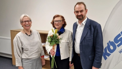 Ruth Heisinger (Mitte), flankiert von FLZ-Chefredakteurin Gudrun Bayer und Dr. Norbert Teltschik von der Köstner AG, freute sich über die Würdigung ihres Engagements.  (Foto: Andrea Walke)