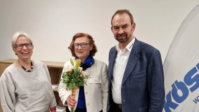 Ruth Heisinger (Mitte), flankiert von FLZ-Chefredakteurin Gudrun Bayer und Dr. Norbert Teltschik von der Köstner AG, freute sich über die Würdigung ihres Engagements.  (Foto: Andrea Walke)