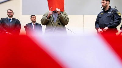 Zum Prozessbeginn äußerte der Angeklagte sich nur mit einer Geste. (Foto: Peter Kneffel/dpa)