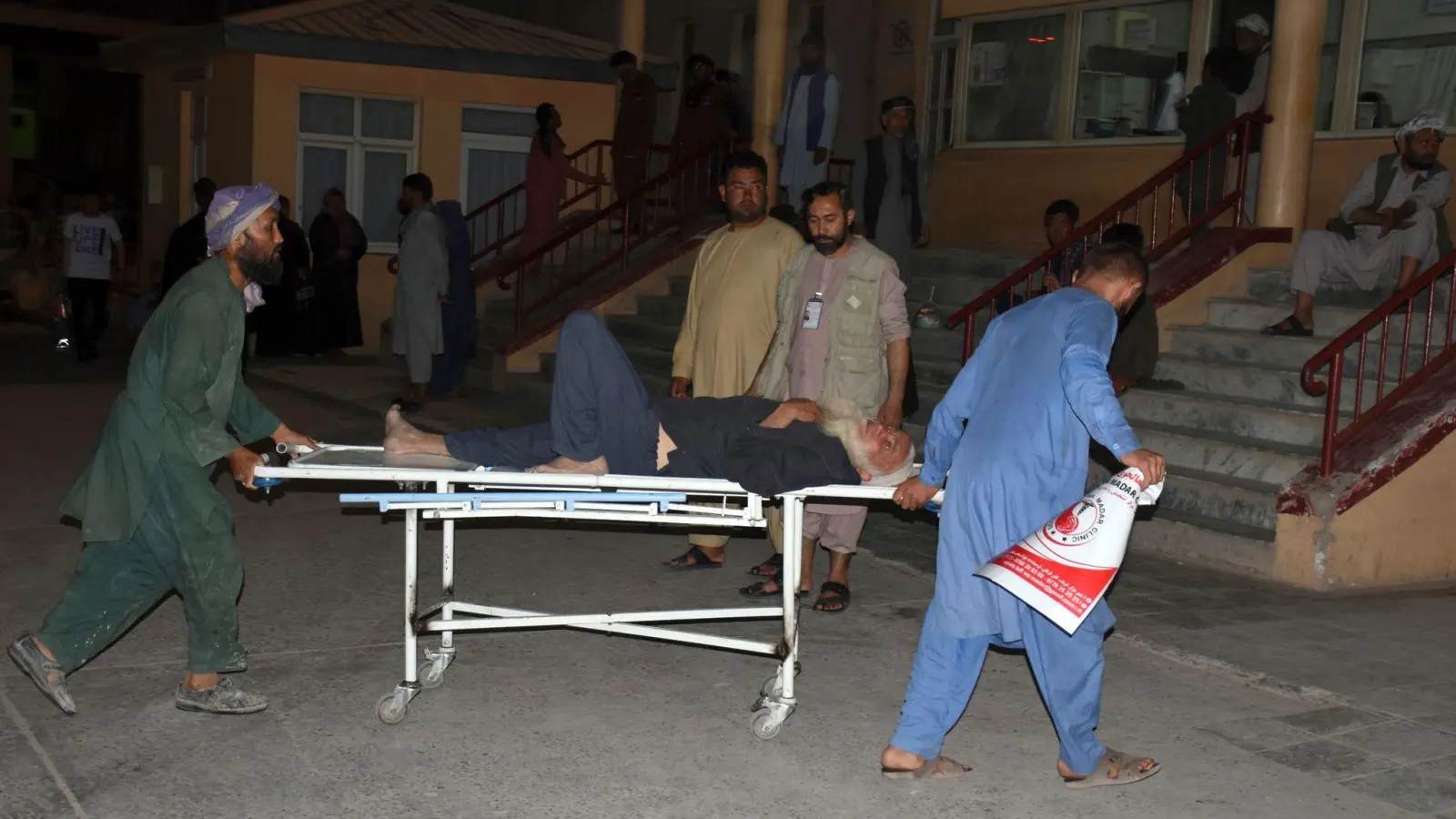 Ein Verletzter wird nach einem Bombenanschlag in Masar-e Scharif in ein Krankenhaus gebracht. (Foto: Masih Paeiz/AP/dpa)