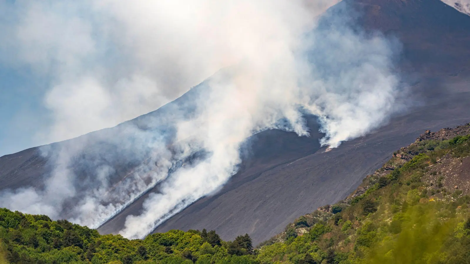 Der Ätna auf der italienischen Mittelmeerinsel Sizilien ist erneut ausgebrochen. (Foto: Giuseppe Distefano/AP/dpa-tmn)