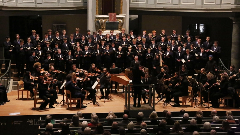 Brachten Bachs komponierte Weihnachtsfreude brillant zum Klingen: der Windsbacher Knabenchor und das La Folia Barockorchester unter der Leitung von Ludwig Böhme. (Foto: Martina Kramer)