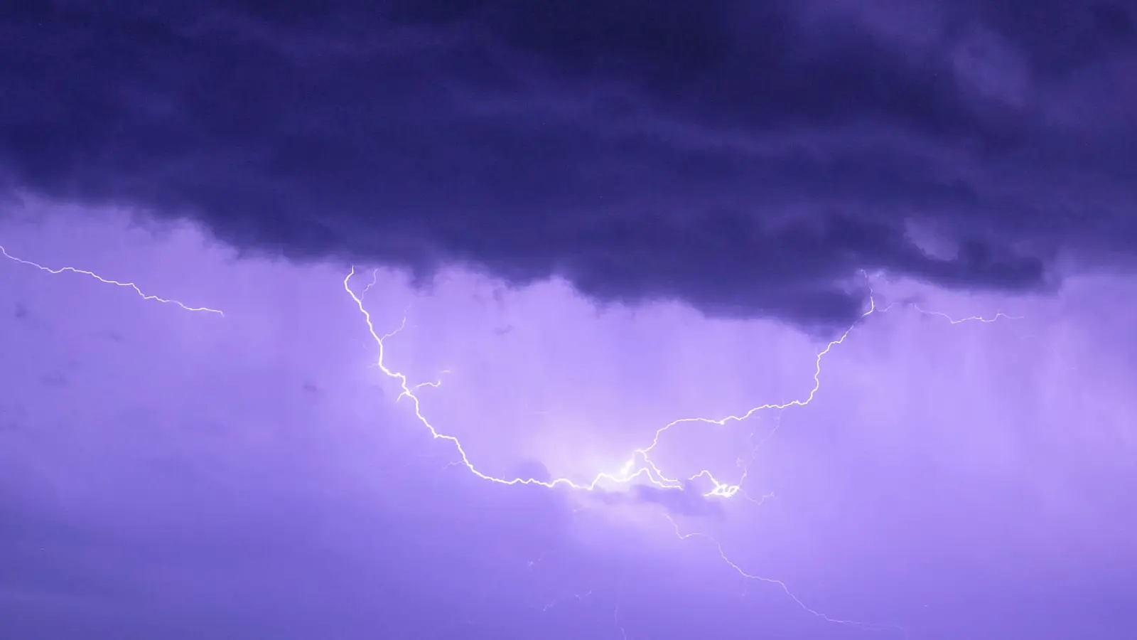 Heftige Gewitter in Süddeutschland sorgten vielerorts für überflutete Straßen. Auf der A7 gab es sieben Unfälle. (Foto: NEWS5 / Grundmann)