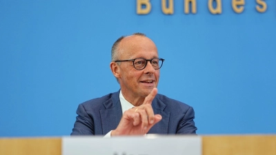 Merz ist gut aufgelegt bei seiner Sommerpressekonferenz. (Foto: Michael Kappeler/dpa)