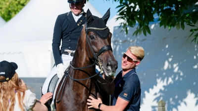 Reiter Frederic Wandres und Pfleger Lars Ligus sind auch privat ein Paar. (Foto: Uwe Anspach/dpa)