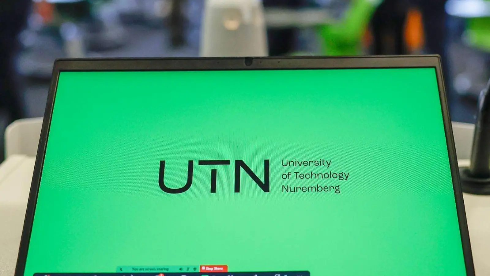 Ein Laptop mit dem Logo der UTN steht in einem Seminarraum der UTN (University of Technology Nuremberg). (Foto: Daniel Löb/dpa)