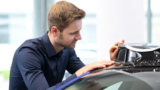 Soll ein Auto autonom fahren, braucht es funktionierende Sensoren. Als Ingenieur ist Moritz Brenner zum Beispiel an der Entwicklung der Reinigungsdüsen für die Sensoren beteiligt. (Foto: Tobias Hase/dpa-tmn)