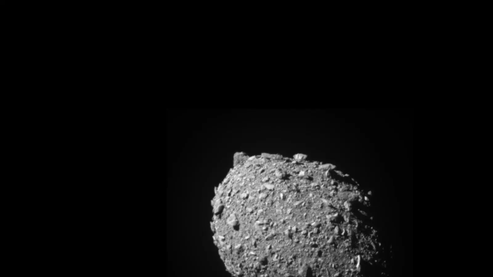 Das von der NASA zur Verfügung gestellte Foto zeigt den Asteroiden-Mond Dimorphos kurz vor dem Aufprall der Raumsonde „Dart“. (Handout) (Foto: -/NASA/Johns Hopkins APL/dpa)
