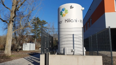 Einen Sauerstoff-Tank und ein Notstrom-Aggregat stellte die Kiliani-Klinik am Kurpark auf, ohne die Stadt zu informieren. Nun deutet sich eine einvernehmliche Lösung an. (Archivfoto: Anna Franck)