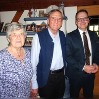 Landrat Dr. Christian von Dobschütz (rechts) gratulierte Friedrich Loscher-Frühwald, hier mit Ehefrau Renate, zum 85. Geburtstag. (Foto: Peter Müller)